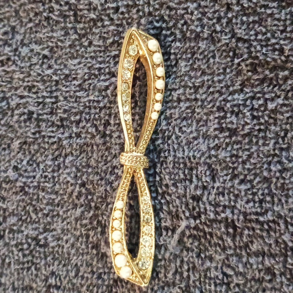 Vintage Gold tone Bow Brooch/ Pin
